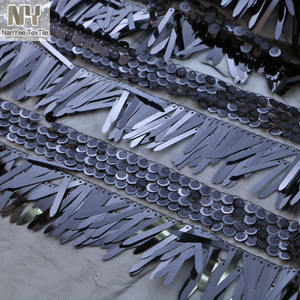 Tessuto Nanyee a forma di freccia a spillo in tessuto di paillettes con spada nera oversize da 4cm - Product Image 3