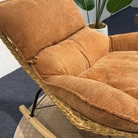 Fauteuil à bascule en rotin tressé avec coussin moelleux et tabouret, idéal pour balcon et salon