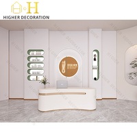 Meuble de présentation de parfums de niche style crème, vitrine incurvée murale pour boutique de parfums