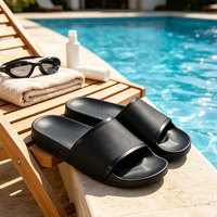 Sandales plates personnalisées à semelle extérieure noire, style pieds nus, avec logo en silicone 3D en relief, fournisseur de pantoufles à prix réduit