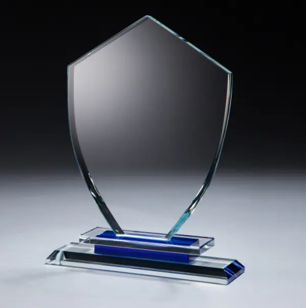 Fabbrica trofeos de cristal a buon mercato chiaro cristallo bianco forma a forma di premio per personalizzare le parti di cristallo trofeo di vetro protezione protezione trofeo