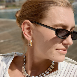 Boucles d'oreilles Huggie en acier titane, design géométrique bicolore, pour femme, bijoux cadeau - Product Image 3