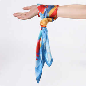 وشاح ساتان نسائي مربع الشكل مطبوع بالحرير بتصميم زهور أنيق من JSMART - Product Image 4