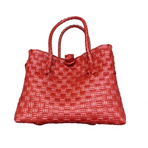 Sac fourre-tout en plastique tressé écologique rouge pour femme, idéal pour la plage, le shopping, le rangement et les voyages – Fournisseur personnalisé - Product Image 5