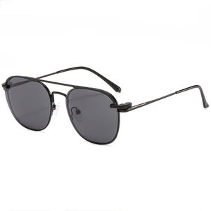 <span class=keywords><strong>Gafas</strong></span> <span class=keywords><strong>de</strong></span> <span class=keywords><strong>Sol</strong></span> <span class=keywords><strong>Vogue</strong></span> con Clip, Montura <span class=keywords><strong>de</strong></span> Acero Inoxidable Dorado <span class=keywords><strong>de</strong></span> Alta Calidad y Lentes <span class=keywords><strong>Polarizadas</strong></span> TAC - Product Image 1