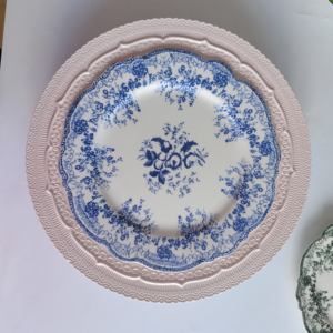 أطباق عشاء سيراميك كلاسيكية بتصميم زهري أنيق، أطباق شاحن زفاف من البورسلين بحافة زهور لتأجير الفعاليات - Product Image 4