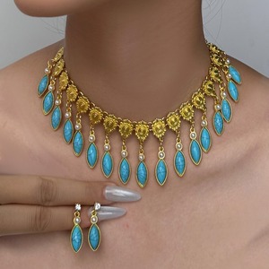 Ensemble de bijoux 2 pièces : Collier ras-du-cou rétro doré à motif floral et boucles d'oreilles pendantes assorties, avec perles de cristal noir, cadeau unique - Product Image 5