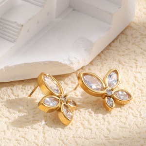 Boucles d'oreilles clous en acier inoxydable plaqué or 18 carats, motif floral, bijoux élégants et luxueux, cadeau unisexe, design géométrique durable - Product Image 3