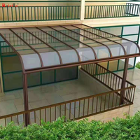 Abri de jardin moderne au design simple, toit métallique, panneaux en polycarbonate, structure en aluminium noir, abri de patio incurvé, abri de voiture, garage