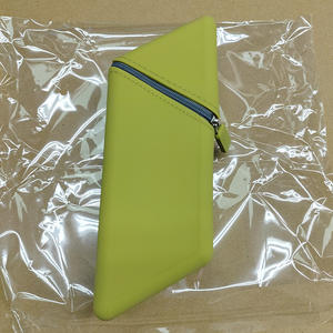 Sac de papeterie polyvalent en silicone souple, portable et simple pour étudiants, sac de rangement pour produits de beauté. - Product Image 4