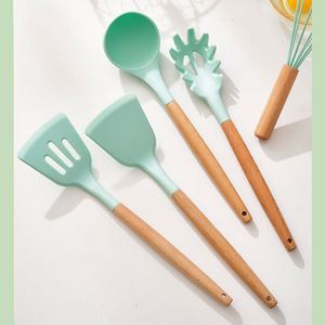 Ensemble d'ustensiles de cuisine en silicone écologique de 12 pièces avec manches en bois, spatule antiadhésive et cuillère à soupe, coffret cadeau avec seau de rangement - Product Image 3