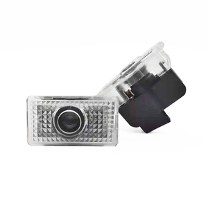 Fabbrica diretta senza fili porta <span class=keywords><strong>auto</strong></span> Logo personalizzato luce di benvenuto lampada del proiettore <span class=keywords><strong>per</strong></span> accessori <span class=keywords><strong>auto</strong></span> <span class=keywords><strong>interni</strong></span> decorativi <span class=keywords><strong>per</strong></span> Tesla