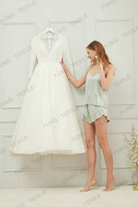 Fung 6016 Satin Cami Ensemble En Gros Femmes Vêtements De Nuit Personnalisé V-cou Rufflr Pyjamas Nouveau Design Usine <span class=keywords><strong>Moins</strong></span> <span class=keywords><strong>Cher</strong></span> Prix - Product Image 2