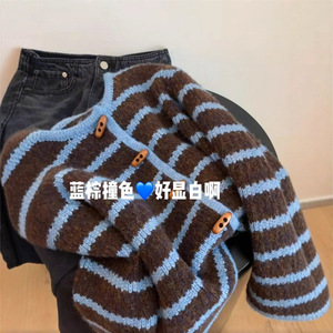 Suéter Feminino de Tricô Retrô Novo Estilo Coreano de Alta Qualidade com Listras Contrastantes Azul e Marrom, Botões nos Cantos e Toque Macio para Outono e Inverno - Product Image 3