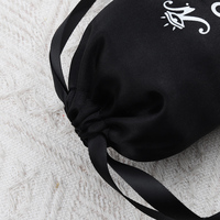 Sac de rangement pour bijoux en tissu lisse et brillant avec logo personnalisé, pochette à cordon en satin noir pour boucles d'oreilles, collier, emballage cadeau