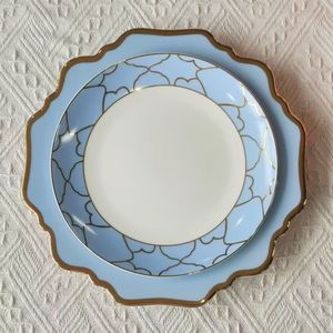 Service d'assiettes en porcelaine fine à bord ondulé, forme de pétale irrégulière, assiettes de présentation en céramique, motif personnalisé, bord doré, logos sur mesure - Product Image 2
