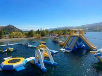 Parc aquatique gonflable personnalisé pour les stations familiales avec parcours d'aventure sur l'eau et trampolines aquatiques