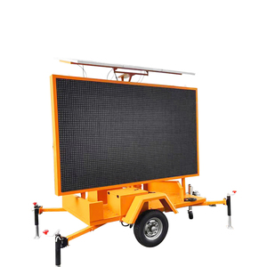 Panneau de signalisation routière mobile monté sur remorque avec écran d'affichage LED alimenté par énergie solaire, hauteur de travail maximale de 3600 mm - Product Image 1