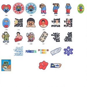 Venta al por mayor de dijes de PVC personalizados para zapatos y zuecos, con diseños de animales de granja de dibujos animados lindos (caballo negro con sombrero), cadenas decorativas para la parte superior e inferior del calzado - Product Image 2