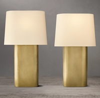Lampe de table colonne moderne en laiton vieilli avec abat-jour trapézoïdal en lin flexible, LED dimmable E26, idéale pour chambre et salon
