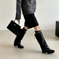 Bottes hautes noires pour femmes en cuir véritable verni, bout rond, talon carré bas, décorations boutons métalliques, style urbain, sur mesure OEM
