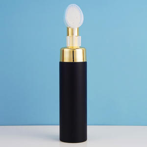 Bouteille Distributrice de <span class=keywords><strong>Mousse</strong></span> en Silicone Noir Mat 200ml avec Pompe et Brosse, Dorée par Galvanoplastie, pour Nettoyant Visage et Savon Moussant – Vente en Gros - Product Image 1