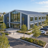 Bâtiment à deux étages en acier EN S355, structure commerciale pour bureaux, commerces et salles d'exposition avec panneaux sandwich PIR