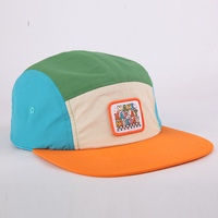 Casquette de camping 5 panneaux de haute qualité avec logo personnalisé en patch tissé, design multicolore, visière plate non structurée, idéale pour la course sur sentier