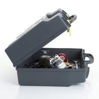 Boîte à outils en plastique noir durable avec fermoirs de verrouillage sécurisés et construction de haute qualité pour le rangement d'outils professionnels