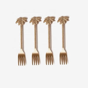 Tenedor de cena chapado en oro con extremo de palmera, mango acanalado, elegante juego de cubiertos de acero inoxidable - Product Image 1