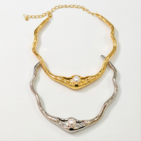 Collier ras du cou en alliage plaqué or 18 carats, martelé irrégulièrement, avec perles d'imitation, bijou fantaisie pour femme