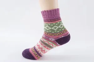Kış kalın sıcak termal diz yüksek merinos yünü sıcak jakarlı yün çizme kadınlar bayanlar için Nordic çorap