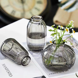 <span class=keywords><strong>Vaso</strong></span> <span class=keywords><strong>di</strong></span> vetro trasparente personalizzato arte striscia verticale <span class=keywords><strong>vaso</strong></span> <span class=keywords><strong>di</strong></span> vetro rosa a collo stretto spesso <span class=keywords><strong>vaso</strong></span> <span class=keywords><strong>di</strong></span> vetro corto <span class=keywords><strong>di</strong></span> <span class=keywords><strong>zucca</strong></span> per <span class=keywords><strong>fiori</strong></span> - Product Image 4
