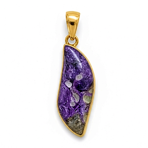 Pendentif HA Gems en argent plaqué or avec charoïte naturelle, serti clos, forme triangulaire, style solitaire bohème, bijoux de fiançailles pour femme - Product Image 1