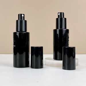 บรรจุภัณฑ์ขวดสเปรย์ฉีดหน้าแบบกำหนดเอง ขนาด 20 มล. 30 มล. 40 มล. 100 มล. 120 มล. ขวดสเปรย์แก้วทรงแบนสีดำสำหรับเซรั่มและโทนเนอร์ ฉีดพ่นละอองละเอียด - Product Image 3