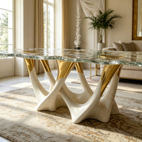 Table à manger en verre ondulé de luxe, base sculpturale artistique avec accent doré pour villa et maison de luxe