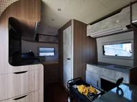 Caravane de camping-car moderne et légère 2025 pour 4 personnes avec cuisine et salle de bain