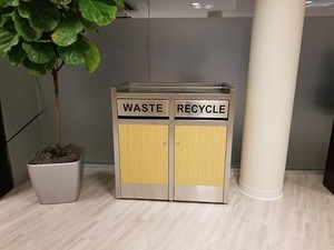 Cestino per Rifiuti Personalizzato in Acciaio e HPL per Esterni, Bidone Impermeabile in Metallo per Catene di Fast Food come McDonald's - Product Image 3