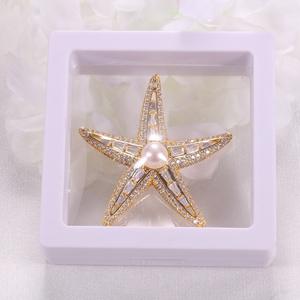 Broche en forme d'étoile de mer en zircon plaqué or véritable à la mode, perle d'eau douce véritable, fleur de poitrine, design de niche, sens du style - Product Image 4