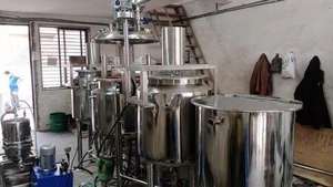 Recipiente Comercial de Acero Inoxidable con Mezclador Montado en la Parte Superior y Tolva de Alimentación para Producción Industrial - Product Image 2