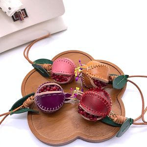 Llavero de cuero genuino con forma de granada grande, hecho a mano y creativo, bonito colgante de fruta para bolso, mini colgante vintage para bolso. - Product Image 2