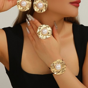 Anting-anting berlapis emas untuk wanita, <span class=keywords><strong>Set</strong></span> perhiasan pesta gelang anting mutiara tebal geometris tidak beraturan Punk berlebihan dilapis emas untuk wanita - Product Image 1