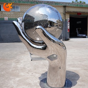 Sculpture en acier inoxydable de grande taille pour l'extérieur, miroir creux, main tenant la Terre, ornements, technique polie, scène pittoresque - Product Image 4