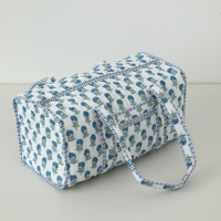 Sac fourre-tout matelassé à imprimé blocs, broderie initiale personnalisée, sac de week-end en coton avec poche zippée, bordure rayée bleue florale, sac de voyage à bandoulière