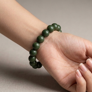กำไลข้อมือเม็ดธูปสมุนไพรเมิ่งหลิงทำมือ กลิ่นไม้จันทน์เขียวธรรมชาติ ช่วยให้นอนหลับสนิทและบรรเทาความเครียด - Product Image 5