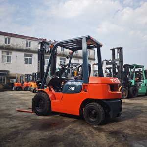 Utilizado para montacargas diésel FD30 de 3 toneladas con desplazador lateral hidráulico, neumáticos sólidos y mástil de dos etapas - Equipo industrial para manejo de materiales - Product Image 4