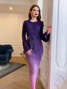 Abaya en coton à la mode avec plis esthétiques Nouveau design pour les défilés de mode décontractés et les séances de photos d'automne sur les médias sociaux - Product Image 2