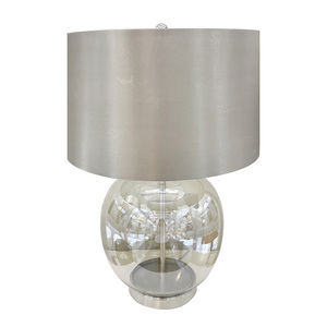 โคมไฟตั้งโต๊ะแก้วทรงกลมสีใสสีเทาควันพร้อมโป๊ะถังผ้าไหมสำหรับโรงแรมบ้าน - Product Image 1