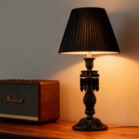Lampe de table en cristal noir fini avec abat-jour en tissu plissé vertical pour la décoration moderne et rétro de la chambre à coucher et du bureau