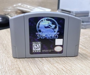 Cartucho de Videojuegos Retro para <span class=keywords><strong>N64</strong></span>, <span class=keywords><strong>Mortal</strong></span> <span class=keywords><strong>Kombat</strong></span> Mythologies: <span class=keywords><strong>Sub</strong></span>-<span class=keywords><strong>Zero</strong></span>, Versión Estadounidense con Idioma Inglés, Material Plástico - Product Image 1